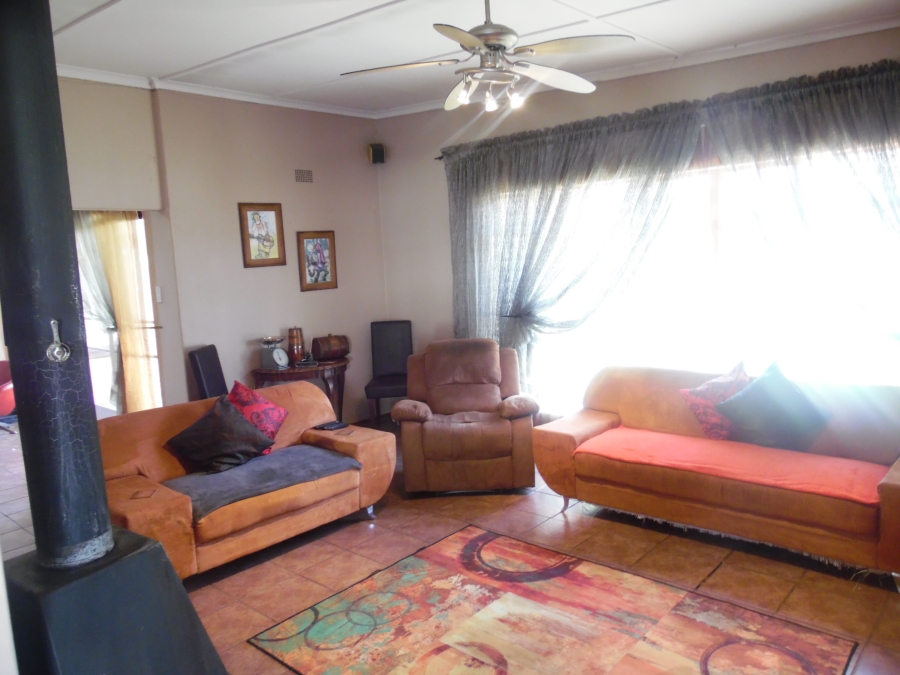 To Let 3 Bedroom Property for Rent in Jim Fouchepark Free State